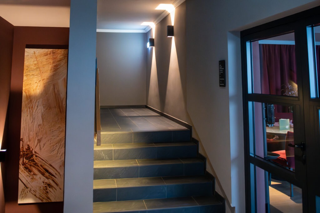 Treppenbereich des Boutique Hotels Erika. Innenausbau gestaltet und umgesetzt von Global Trockenbau.